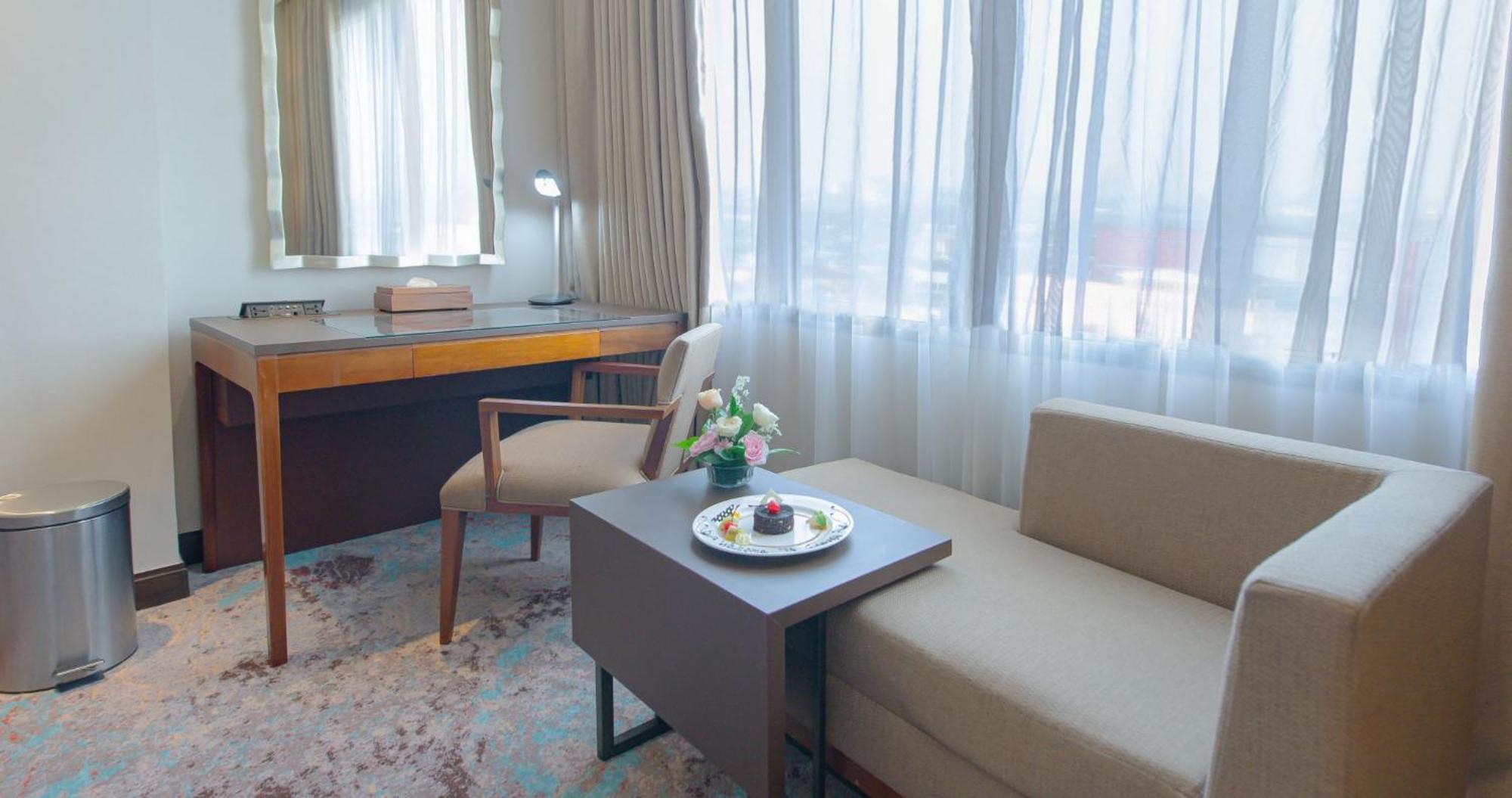 Gumaya Tower Hotel Semarang Kültér fotó
