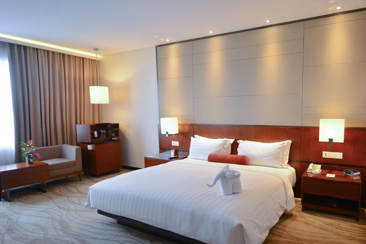 Gumaya Tower Hotel Semarang Kültér fotó