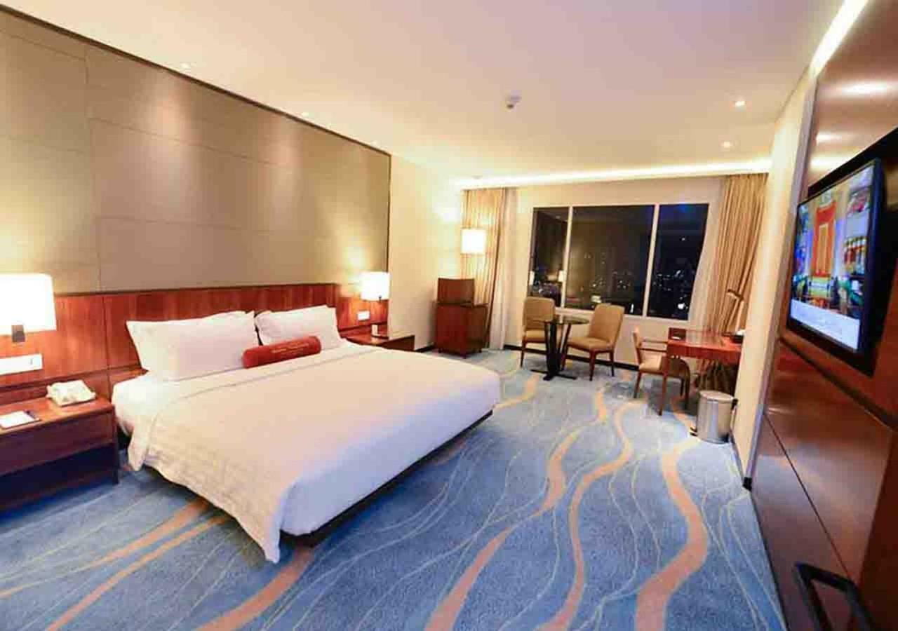 Gumaya Tower Hotel Semarang Kültér fotó
