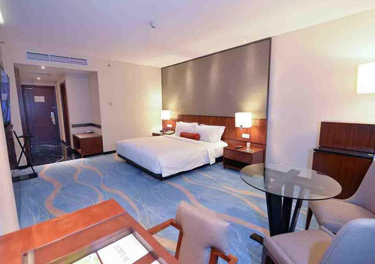 Gumaya Tower Hotel Semarang Kültér fotó